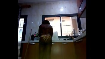 Bon petit cul nettoie la vaisselle