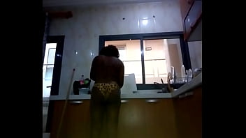 Bon petit cul nettoie la vaisselle