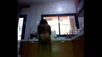 Bon petit cul nettoie la vaisselle