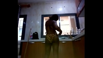 Bon petit cul nettoie la vaisselle