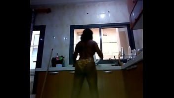 Bon petit cul nettoie la vaisselle