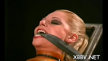 Luxurious bombshell is stimug her lovebox with a sex toy