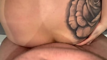 Meu amigo saiu e a namorada dele pediu pra eu ajudar ela a dar o cu parte 4