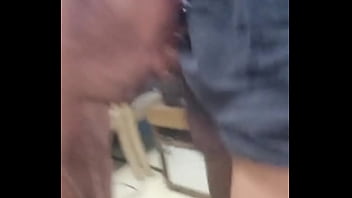 O cara fudendo minha boca como se fosse um cu