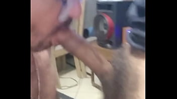 O cara fudendo minha boca como se fosse um cu