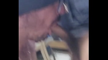 O cara fudendo minha boca como se fosse um cu