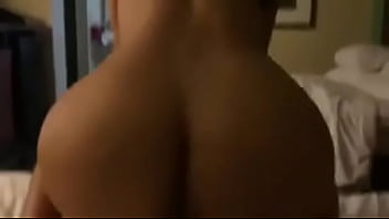 Gata sentando gostoso no leo abujamra