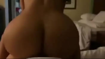 Gata sentando gostoso no leo abujamra