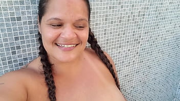 Banho de mangueira fogo na buceta chama o bombeiro