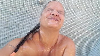 Banho de mangueira fogo na buceta chama o bombeiro