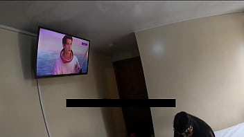 Encuentro a mi hijastro viendo porno