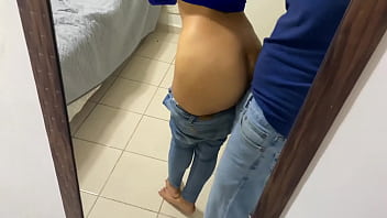 Chica cogiendose a su novio con sus jeans puestos