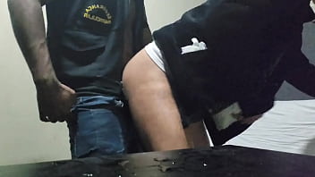 O Segurança Aproveita A Hora Do Almoço Para Gozar Em Jovens Na Sala thumbnail