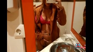 Rubia cachonda en baño público buscando sexo