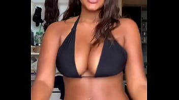 Morena peituda exibida fazendo dancinha