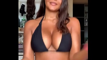 Morena peituda exibida fazendo dancinha