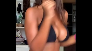 Morena peituda exibida fazendo dancinha