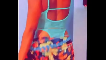 Tu va aimer me voir montrer mon jolie cul