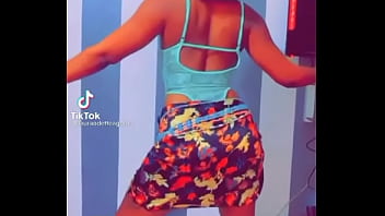 Tu va aimer me voir montrer mon jolie cul