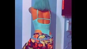 Tu va aimer me voir montrer mon jolie cul