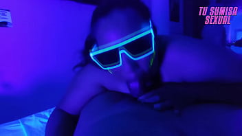 Mamada garganta profunda cuarto neon soy la hijastra mas sumisa