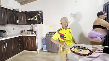 Mi vecino me follo cuando mi novio no estaba en casa