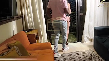 Corno decidiu dar um preto com a rola grossa para foder sua esposa putinha transa na sacada para o marido ouvir do andar de baixo