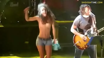 There's 2 kinda girls you find at concerts