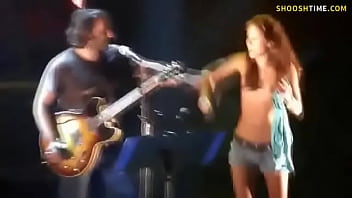 There's 2 kinda girls you find at concerts