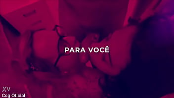 Cassi tomando do amigo