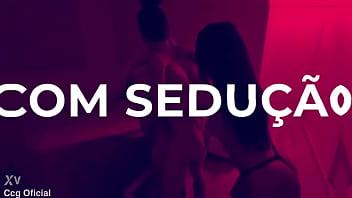 Cassi tomando do amigo