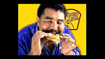 Video del hombre del pollo yon descuidos le ve el pezo