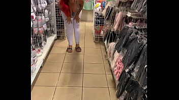 Encontrei essa gostosa safada na loja olha como ela provoca