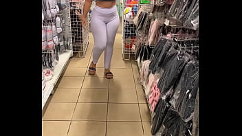 Encontrei essa gostosa safada na loja olha como ela provoca