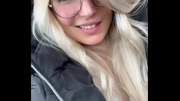 Femme à lunette femme à n’hésite pas à me demander ta vidéo