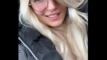 Femme à Lunette Femme à N’hésite Pas à Me Demander Ta Vidéo thumbnail