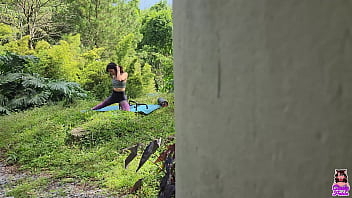 Un chico que iba caminando por la finca me ve haciendo yoga y me termina follando