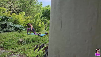 Un chico que iba caminando por la finca me ve haciendo yoga y me termina follando