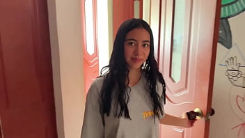 Chica latina espía a su vecino y se come toda su verga