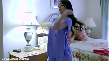 Chica folla con sus padrastros