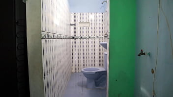 Chica de gran culo folla en el baño con chico de gran verga