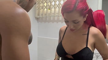 Safado nao perde uma oportunidade de me dar piroca meu cukcold pegou a gente no flagra e me deu pau também fizemos uma dp em pé deliciosa