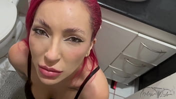 Safado nao perde uma oportunidade de me dar piroca meu cukcold pegou a gente no flagra e me deu pau também fizemos uma dp em pé deliciosa