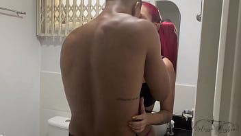 Safado nao perde uma oportunidade de me dar piroca meu cukcold pegou a gente no flagra e me deu pau também fizemos uma dp em pé deliciosa