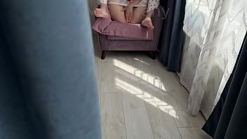 Я ЗАСТУКАЛ сводную сестру за мастурбацией и помог ей кончить