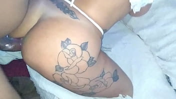 Sexo pegado no sofá com moreno