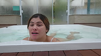 Na jacuzzi do hotel esperando pra ve se aparece algum homem casado afim de brincar