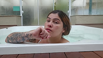 Na jacuzzi do hotel esperando pra ve se aparece algum homem casado afim de brincar