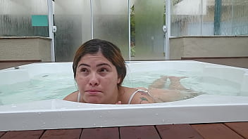 Na jacuzzi do hotel esperando pra ve se aparece algum homem casado afim de brincar