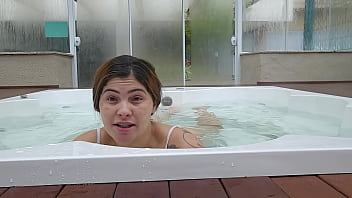 Na jacuzzi do hotel esperando pra ve se aparece algum homem casado afim de brincar